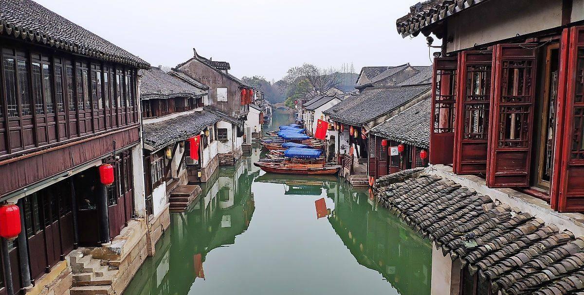 过十字路口有红绿灯,左侧闯红灯,导致绿灯行驶车辆连撞,而闯红灯车辆却无事最后杨常离开,怎么判责?,解锁智慧